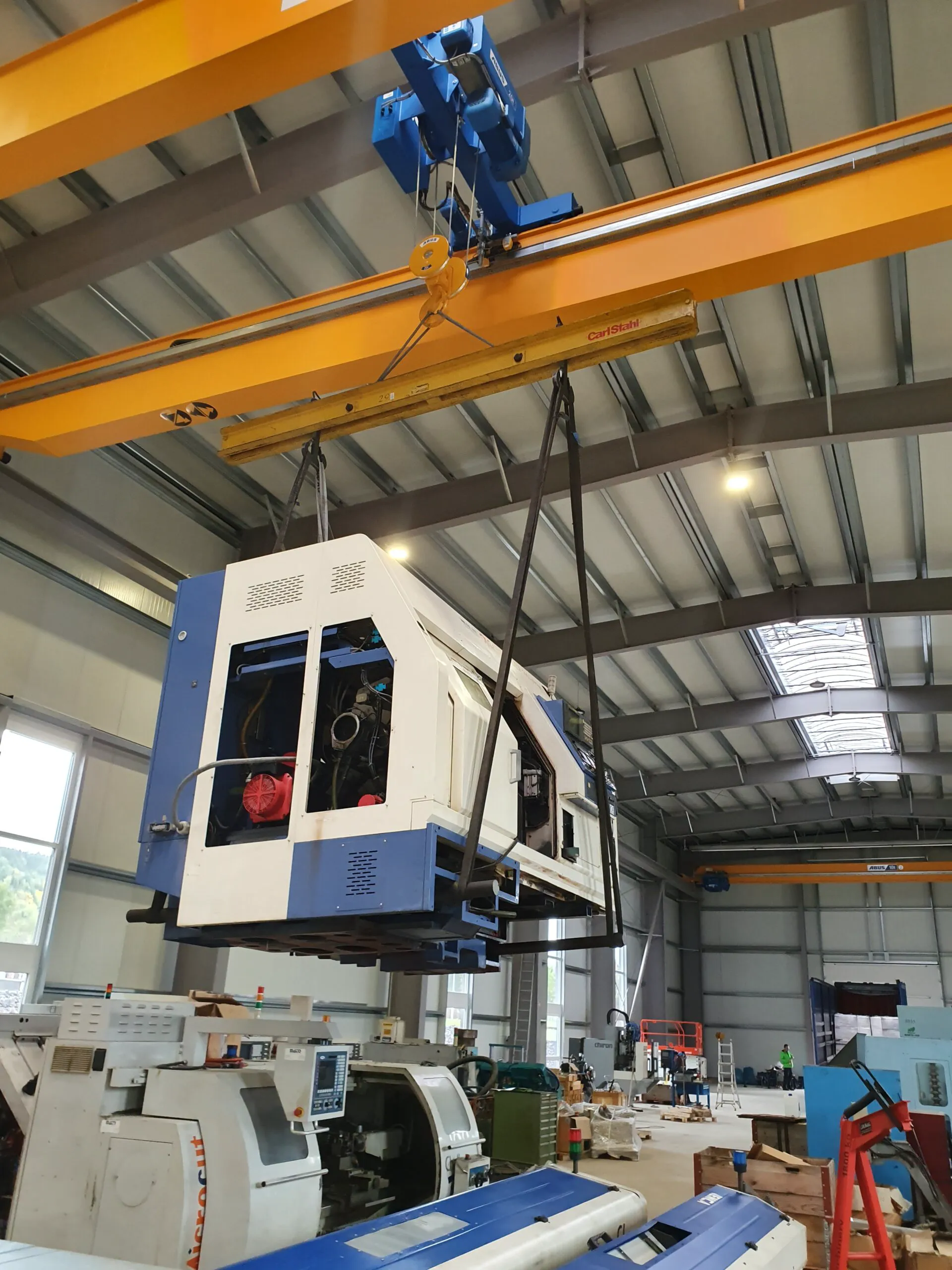 CNC-Maschine am Hallenkran bei Reble Machinery