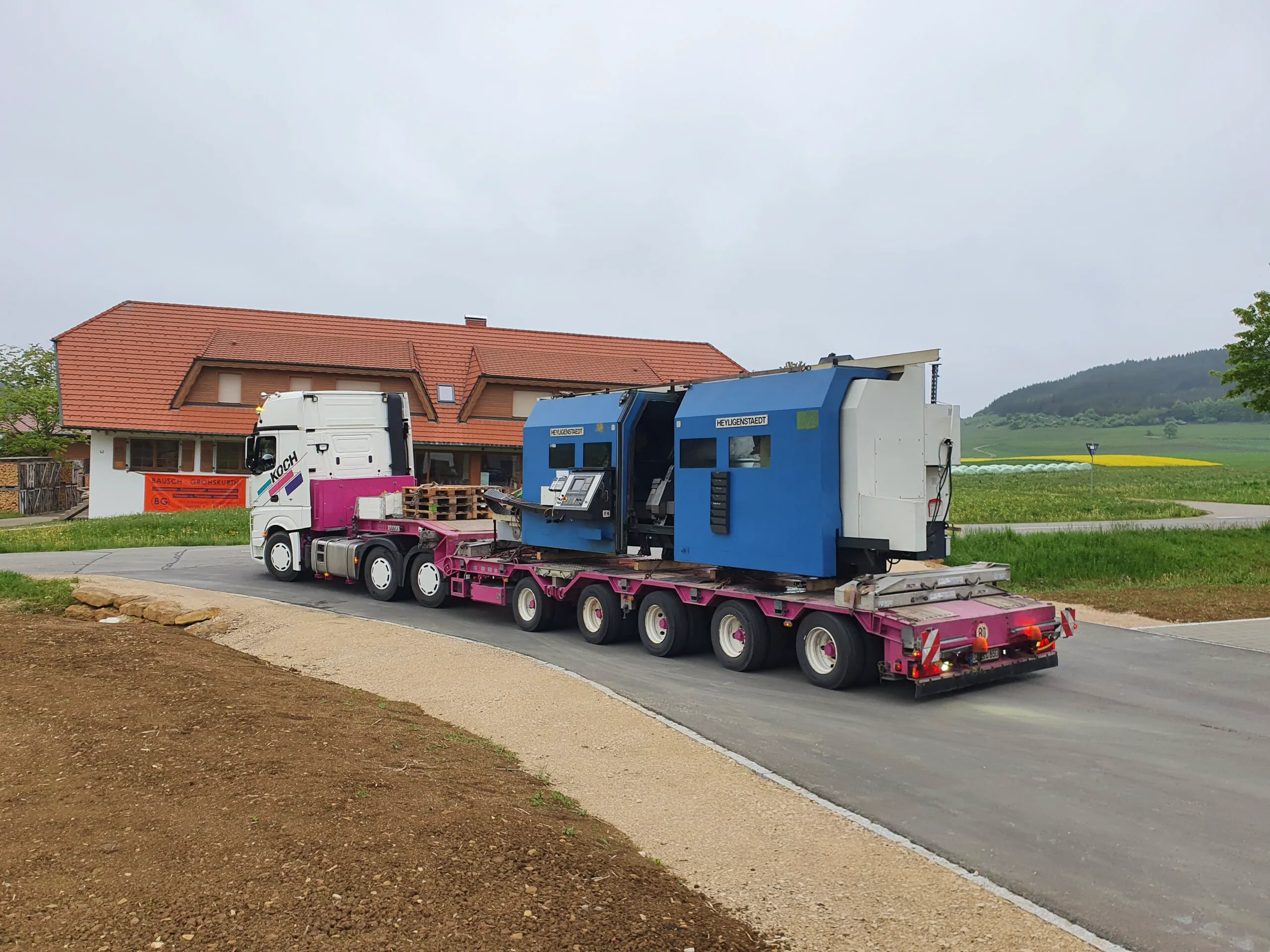 Werkzeugmaschine auf Schwertransporter